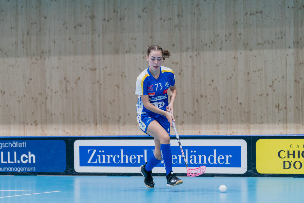 Juniorinnen U21 A 2. Runde 2020/21, Switzerland: 19.09.2020, Kloten, Stighag, Amy Gehring (Nr. 73, Kloten-Dietlikon Jets) am Ball

Credit: Claudio Schwarz, unihockey-fotos.ch
