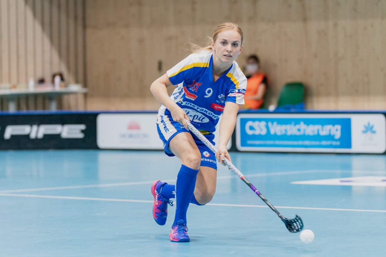 Juniorinnen U21 A 2. Runde 2020/21, Switzerland: 19.09.2020, Kloten, Stighag, Ladina Müller (Nr. 9, Kloten-Dietlikon Jets) spielt den Ball

Credit: Claudio Schwarz, unihockey-fotos.ch