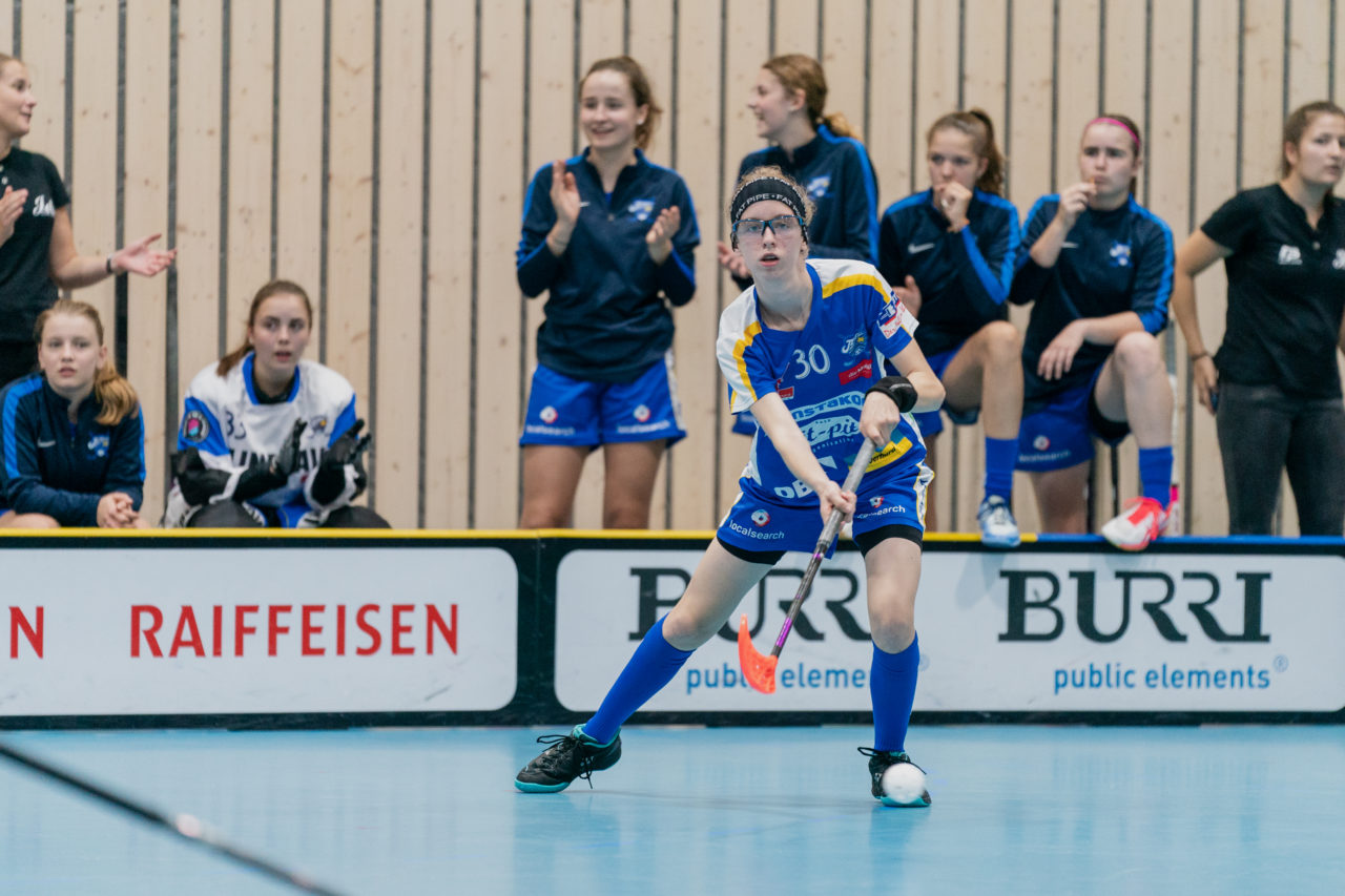 Juniorinnen U21 A 2. Runde 2020/21, Switzerland: 19.09.2020, Kloten, Stighag, Saskia Schöni (Nr. 30, Kloten-Dietlikon Jets) spielt den Ball

Credit: Claudio Schwarz, unihockey-fotos.ch