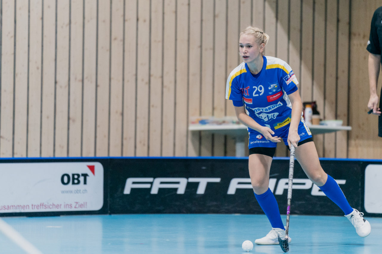 Juniorinnen U21 A 2. Runde 2020/21, Switzerland: 19.09.2020, Kloten, Stighag, Lea Suter (Nr. 29, Kloten-Dietlikon Jets) am Ball

Credit: Claudio Schwarz, unihockey-fotos.ch