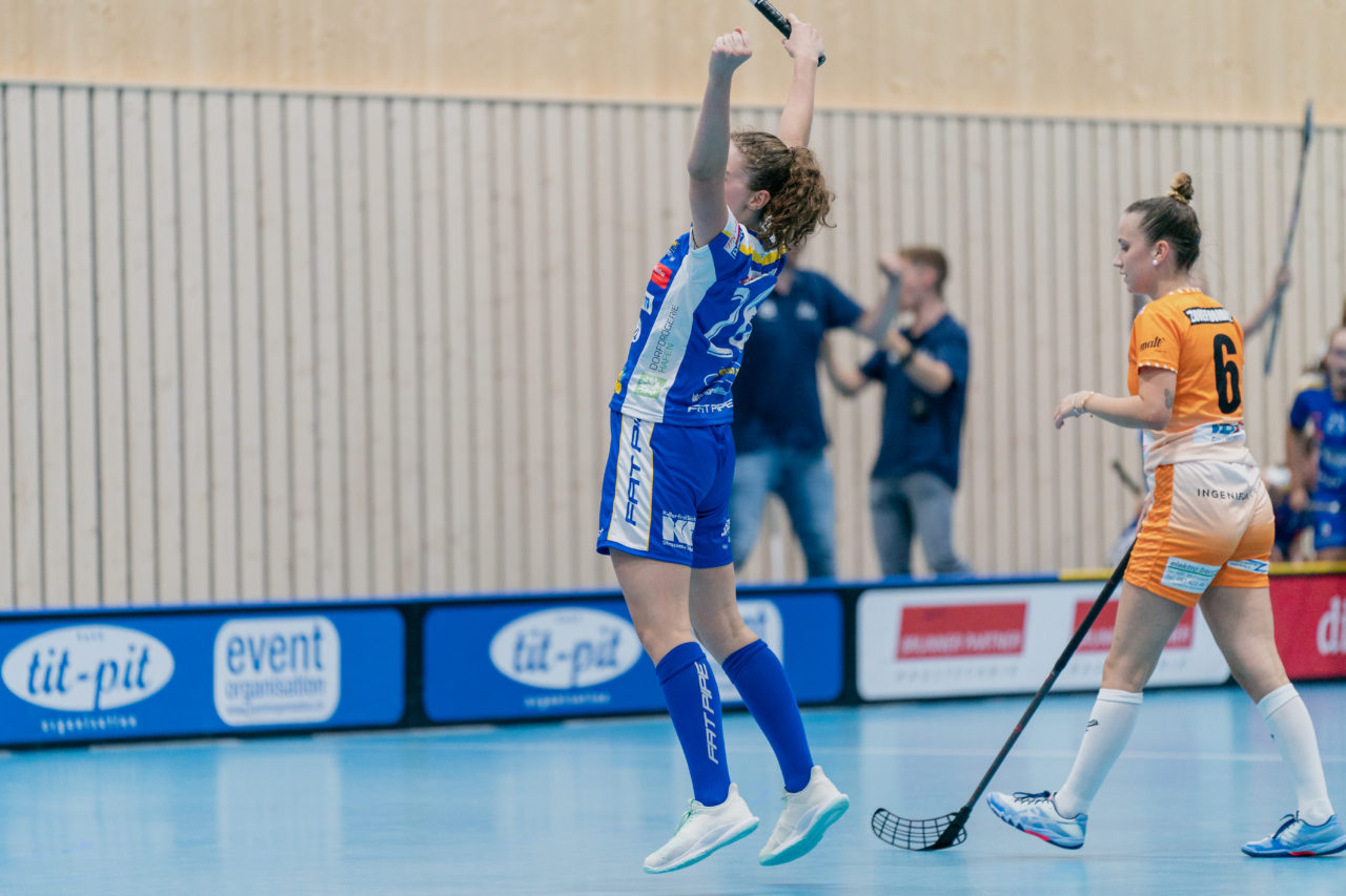 Juniorinnen U21 A 2. Runde 2020/21, Switzerland: 19.09.2020, Kloten, Stighag, Noomi Überschlag (Nr. 26, Kloten-Dietlikon Jets) jubelt

Credit: Claudio Schwarz, unihockey-fotos.ch