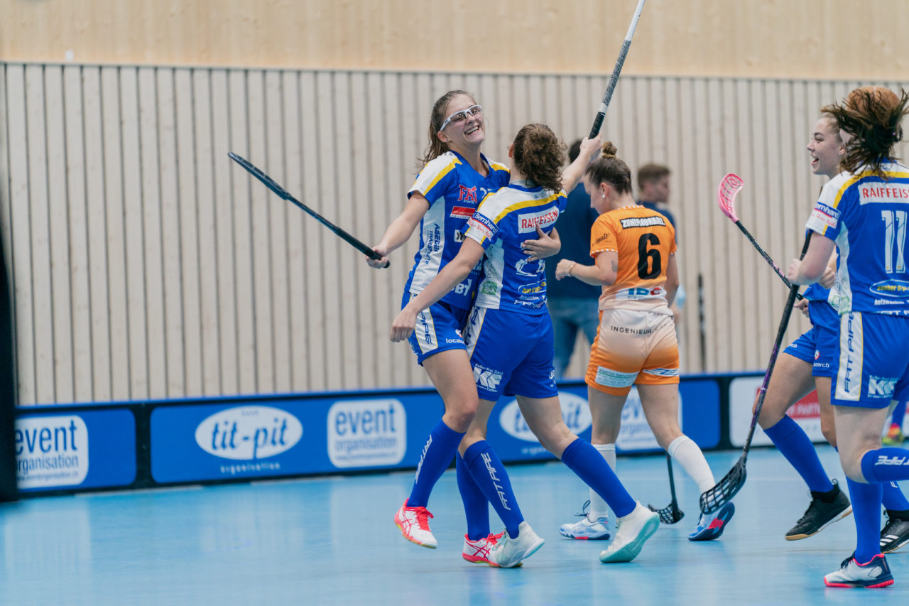 Juniorinnen U21 A 2. Runde 2020/21, Switzerland: 19.09.2020, Kloten, Stighag, Yasmin Inderbitzin (Nr. 27, Kloten-Dietlikon Jets) jubelt mit Noomi Überschlag (Nr. 26, Kloten-Dietlikon Jets) 

Credit: Claudio Schwarz, unihockey-fotos.ch