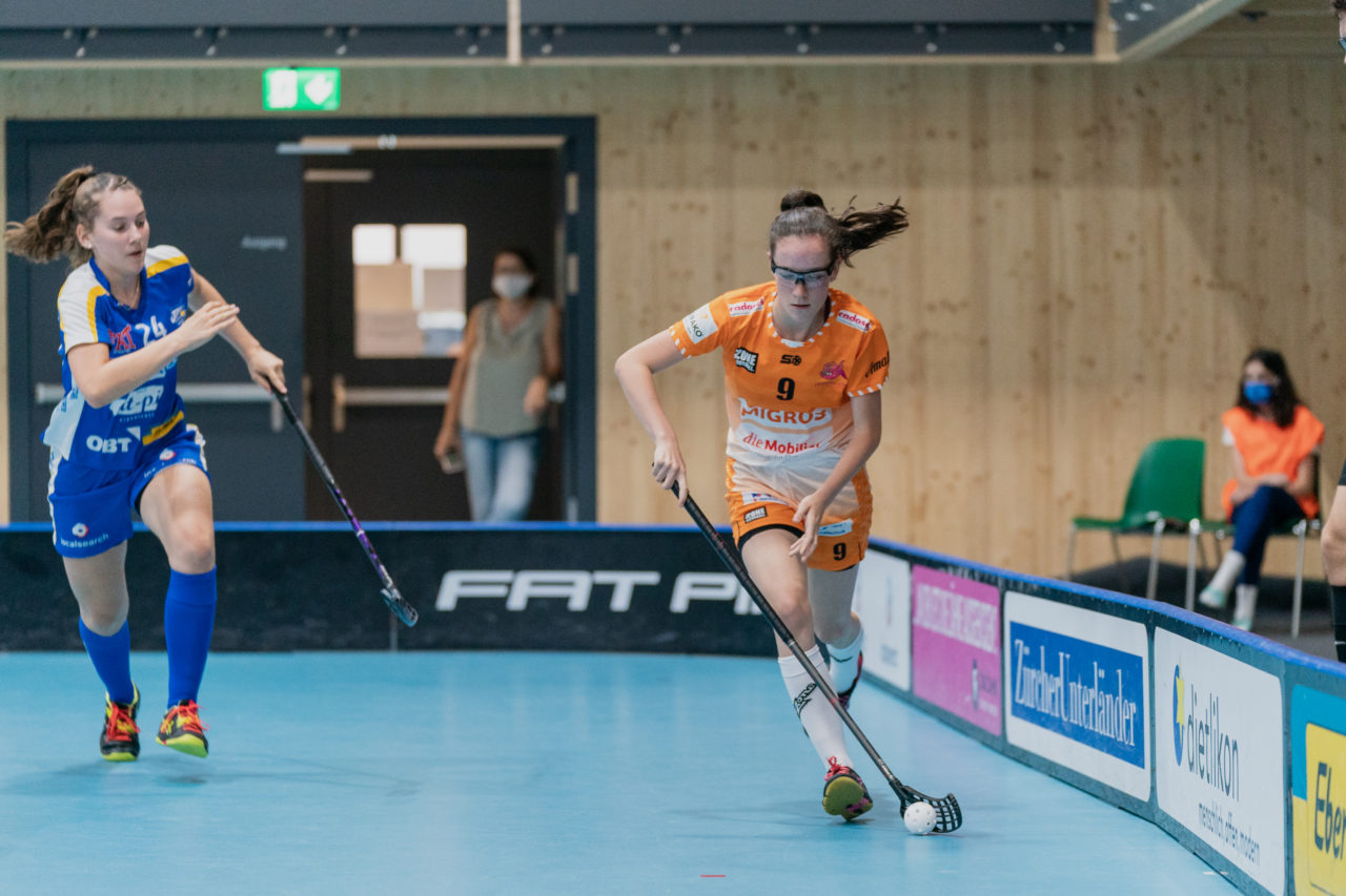 Juniorinnen U21 A 2. Runde 2020/21, Switzerland: 19.09.2020, Kloten, Stighag, Soraya Gansner (Nr. 9, piranha chur) am ball

Credit: Claudio Schwarz, unihockey-fotos.ch