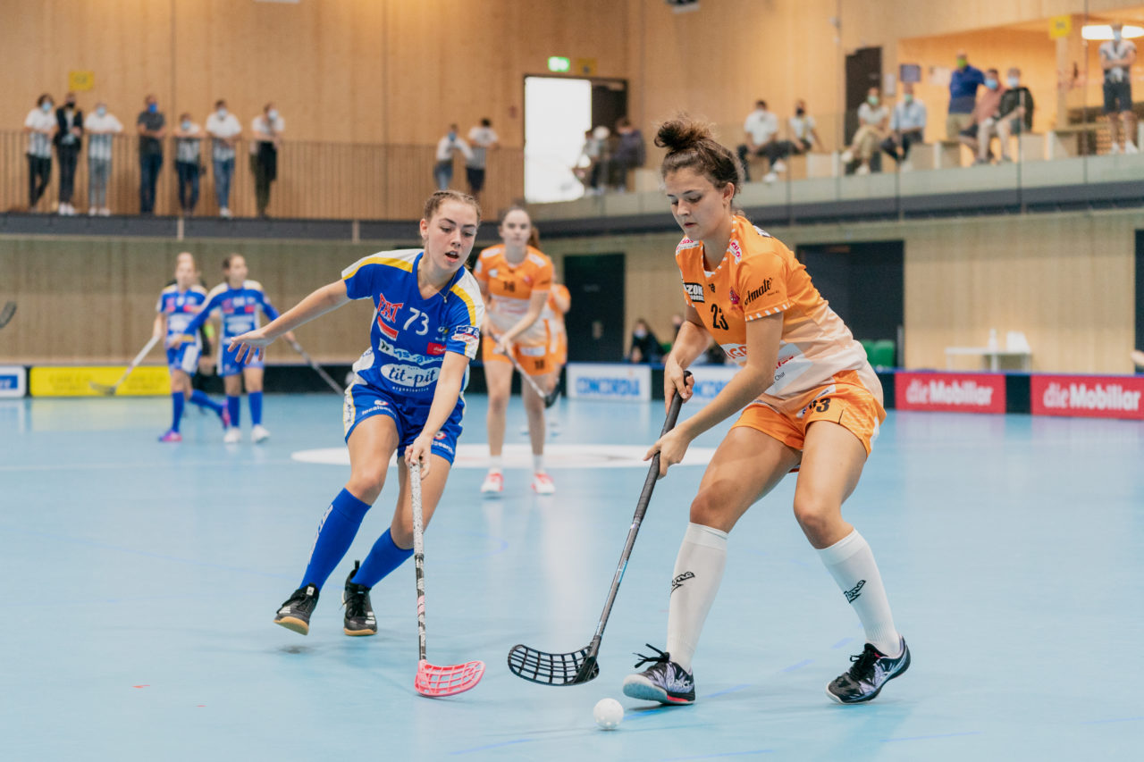 Juniorinnen U21 A 2. Runde 2020/21, Switzerland: 19.09.2020, Kloten, Stighag, Amy Gehring (Nr. 73, Kloten-Dietlikon Jets) versucht gegen Gina Amato (Nr. 23, piranha chur) den Ball zu erreichen

Credit: Claudio Schwarz, unihockey-fotos.ch
