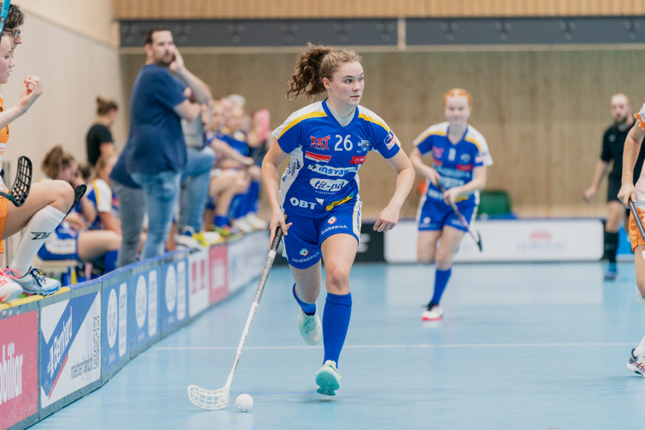 Juniorinnen U21 A 2. Runde 2020/21, Switzerland: 19.09.2020, Kloten, Stighag, Noomi Überschlag (Nr. 26, Kloten-Dietlikon Jets) am Ball

Credit: Claudio Schwarz, unihockey-fotos.ch