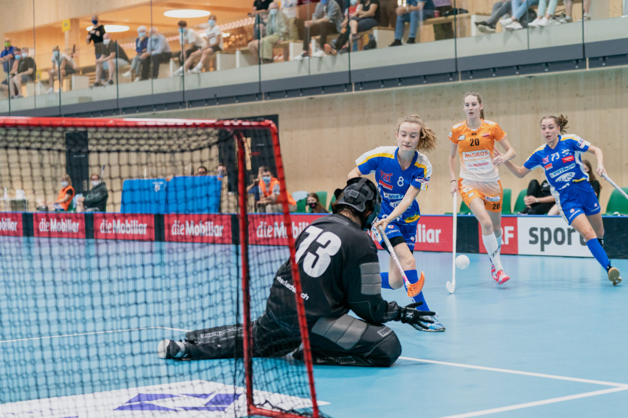 Juniorinnen U21 A 2. Runde 2020/21, Switzerland: 19.09.2020, Kloten, Stighag, Tanja Betschart (Nr. 8, Kloten-Dietlikon Jets) vergibt vor Pascale Mir (Nr. 73, piranha chur) 

Credit: Claudio Schwarz, unihockey-fotos.ch