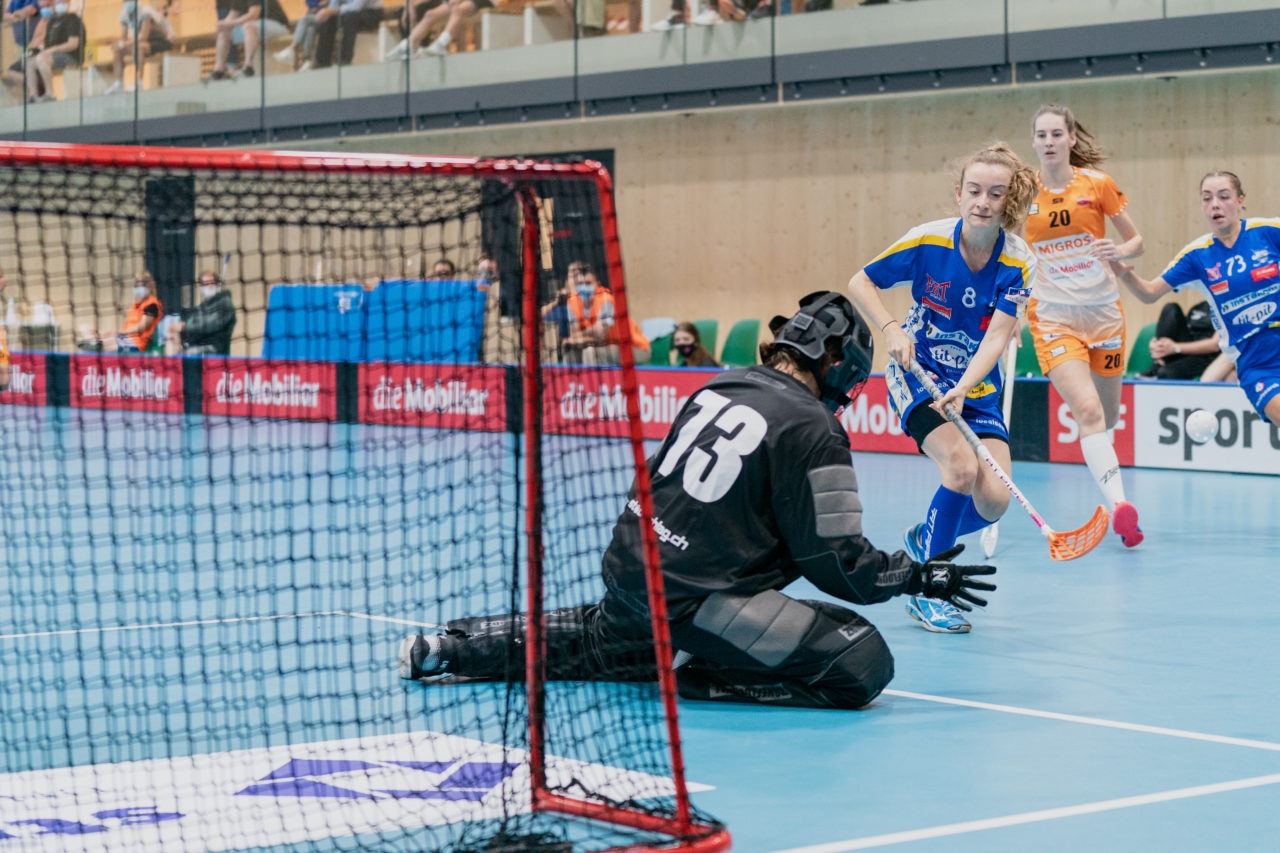 Juniorinnen U21 A 2. Runde 2020/21, Switzerland: 19.09.2020, Kloten, Stighag, Tanja Betschart (Nr. 8, Kloten-Dietlikon Jets) vergibt vor Pascale Mir (Nr. 73, piranha chur) 

Credit: Claudio Schwarz, unihockey-fotos.ch