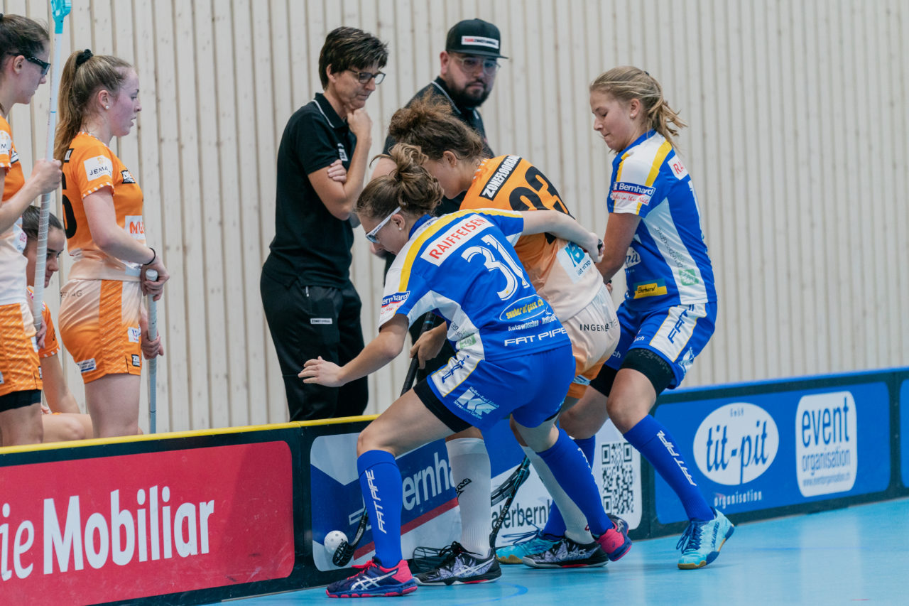 Juniorinnen U21 A 2. Runde 2020/21, Switzerland: 19.09.2020, Kloten, Stighag, Ivana Härdi (Nr. 31, Kloten-Dietlikon Jets) und Nina Hoffmann (Nr. 10, Kloten-Dietlikon Jets) bedrängen Gina Amato (Nr. 23, piranha chur) 

Credit: Claudio Schwarz, unihockey-fotos.ch