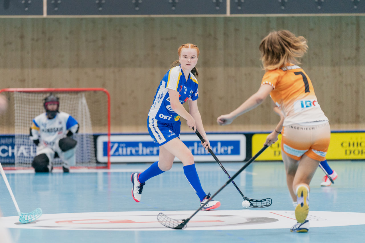 Juniorinnen U21 A 2. Runde 2020/21, Switzerland: 19.09.2020, Kloten, Stighag, Jael Nussbaumer (Nr. 11, Kloten-Dietlikon Jets) am Ball

Credit: Claudio Schwarz, unihockey-fotos.ch