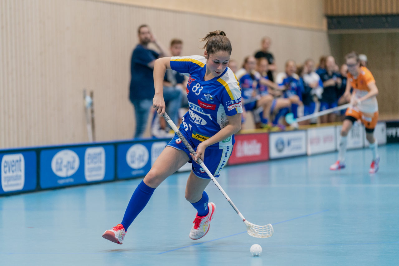 Juniorinnen U21 A 2. Runde 2020/21, Switzerland: 19.09.2020, Kloten, Stighag, Lena Ehrensperger (Nr. 83, Kloten-Dietlikon Jets) am Ball

Credit: Claudio Schwarz, unihockey-fotos.ch