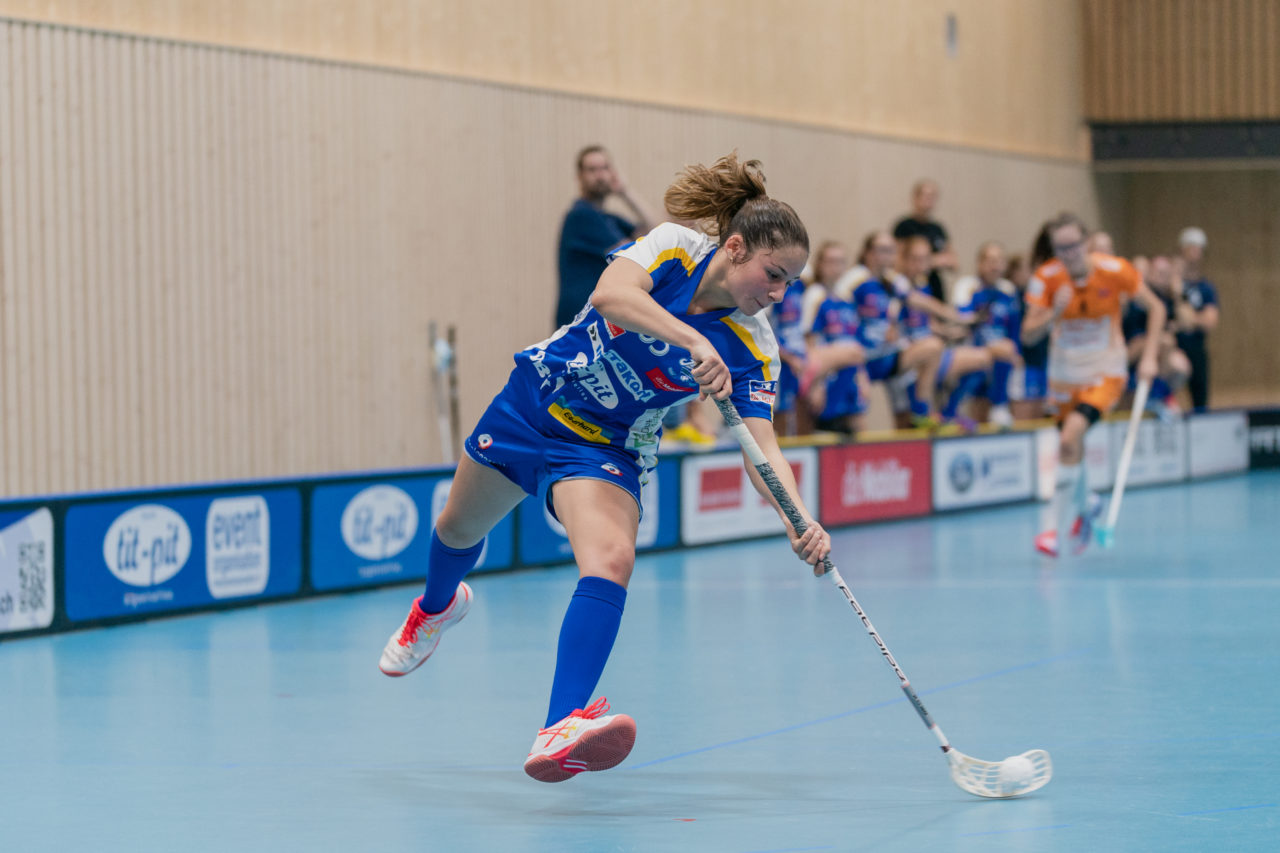 Juniorinnen U21 A 2. Runde 2020/21, Switzerland: 19.09.2020, Kloten, Stighag, Lena Ehrensperger (Nr. 83, Kloten-Dietlikon Jets) schiesst

Credit: Claudio Schwarz, unihockey-fotos.ch