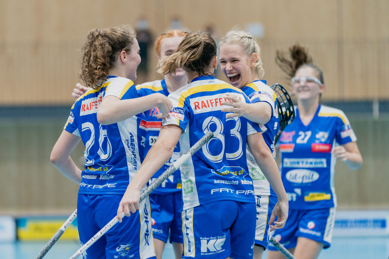 Juniorinnen U21 A 2. Runde 2020/21, Switzerland: 19.09.2020, Kloten, Stighag, die Jets bejubeln das 2:2

Credit: Claudio Schwarz, unihockey-fotos.ch