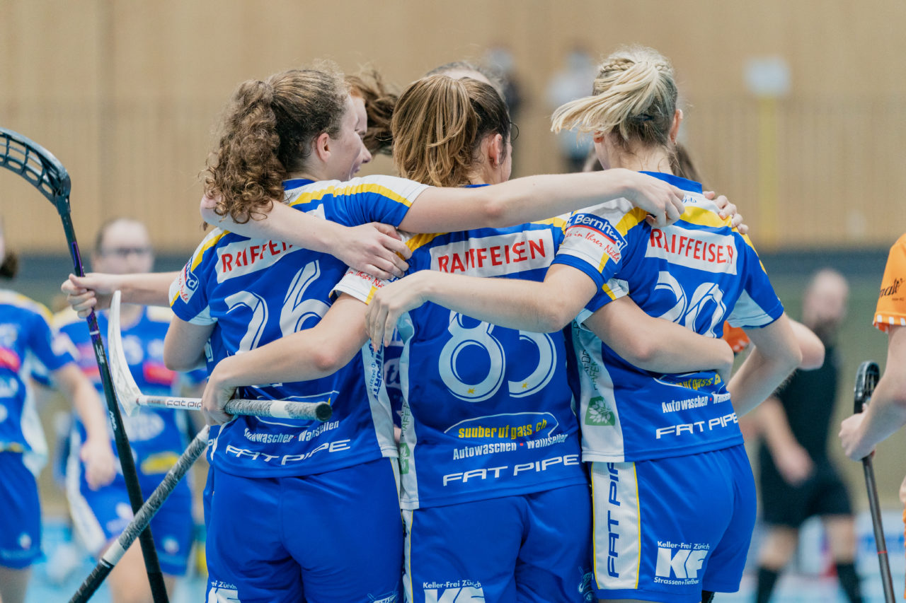 Juniorinnen U21 A 2. Runde 2020/21, Switzerland: 19.09.2020, Kloten, Stighag, die Jets bejubeln das 2:2

Credit: Claudio Schwarz, unihockey-fotos.ch