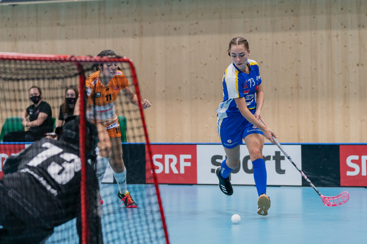 Juniorinnen U21 A 2. Runde 2020/21, Switzerland: 19.09.2020, Kloten, Stighag, Amy Gehring (Nr. 73, Kloten-Dietlikon Jets) spielt den Ball

Credit: Claudio Schwarz, unihockey-fotos.ch
