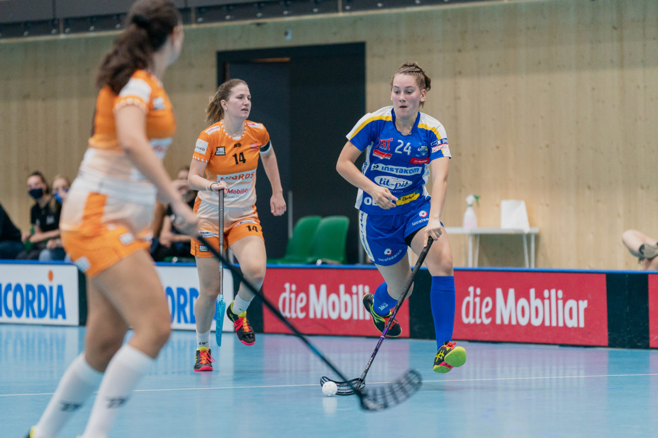 Juniorinnen U21 A 2. Runde 2020/21, Switzerland: 19.09.2020, Kloten, Stighag, Ronja Niederberger (Nr. 24, Kloten-Dietlikon Jets) am Ball

Credit: Claudio Schwarz, unihockey-fotos.ch