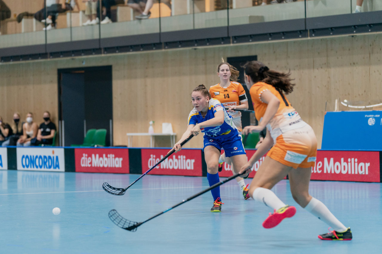 Juniorinnen U21 A 2. Runde 2020/21, Switzerland: 19.09.2020, Kloten, Stighag, Ronja Niederberger (Nr. 24, Kloten-Dietlikon Jets) spielt den Ball

Credit: Claudio Schwarz, unihockey-fotos.ch