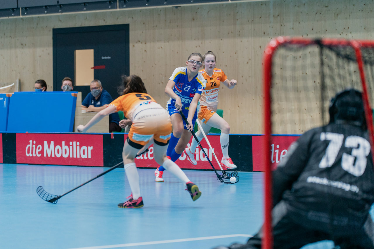 Juniorinnen U21 A 2. Runde 2020/21, Switzerland: 19.09.2020, Kloten, Stighag, Yasmin Inderbitzin (Nr. 27, Kloten-Dietlikon Jets) am Ball

Credit: Claudio Schwarz, unihockey-fotos.ch