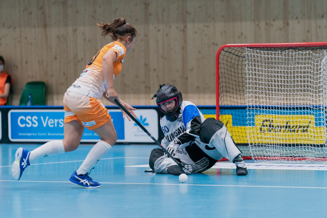 Juniorinnen U21 A 2. Runde 2020/21, Switzerland: 19.09.2020, Kloten, Stighag, Sara Tschudin (Nr. 60, Kloten-Dietlikon Jets) pariert gegen Rahel Wyss (Nr. 15, piranha chur) 

Credit: Claudio Schwarz, unihockey-fotos.ch