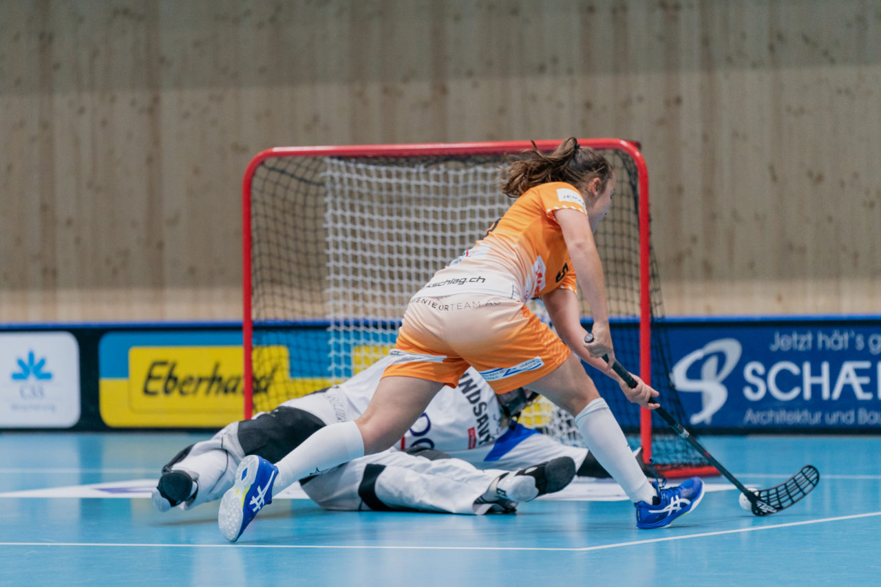 Juniorinnen U21 A 2. Runde 2020/21, Switzerland: 19.09.2020, Kloten, Stighag, Sara Tschudin (Nr. 60, Kloten-Dietlikon Jets) pariert gegen Rahel Wyss (Nr. 15, piranha chur) 

Credit: Claudio Schwarz, unihockey-fotos.ch