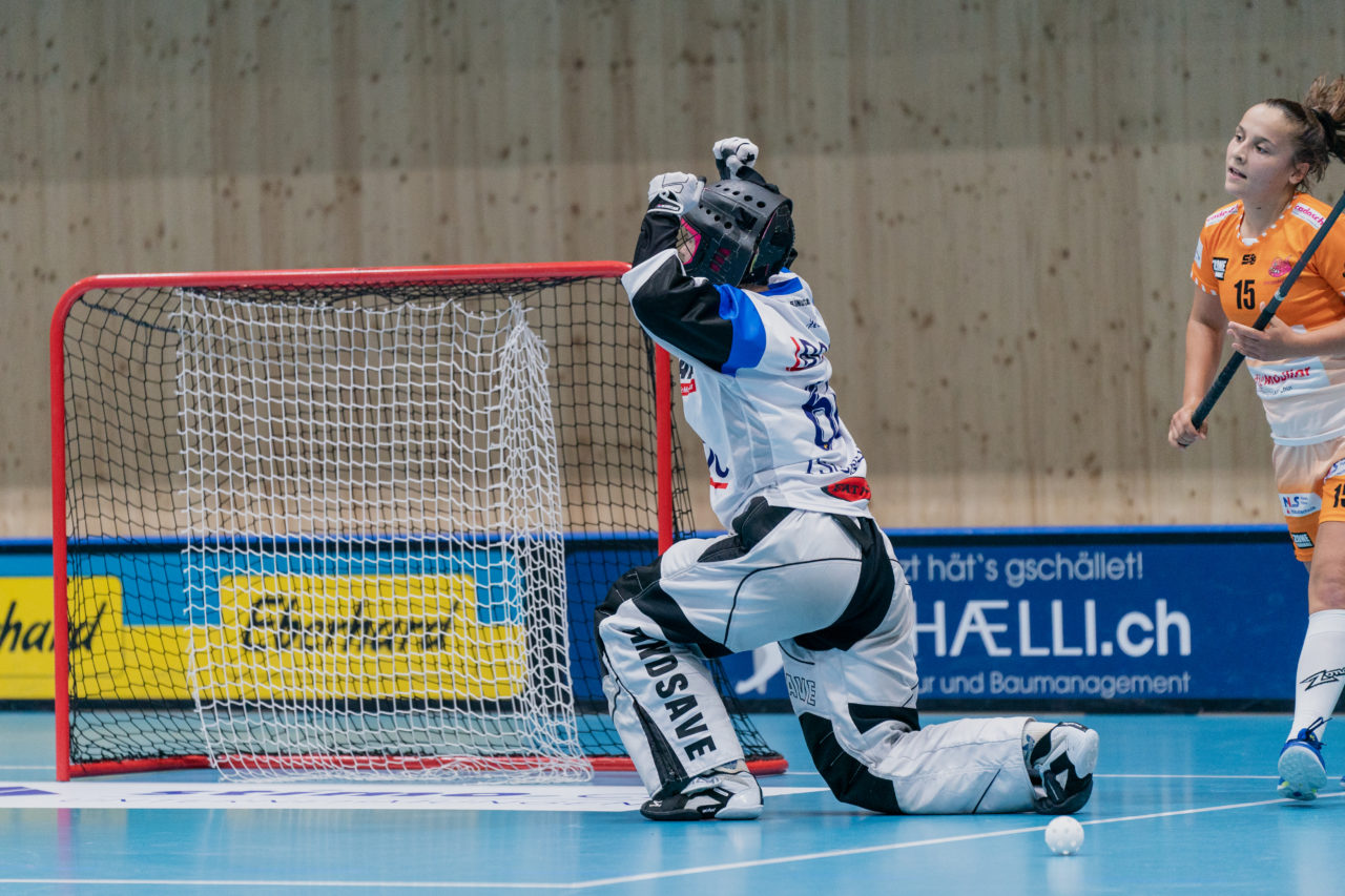 Juniorinnen U21 A 2. Runde 2020/21, Switzerland: 19.09.2020, Kloten, Stighag, Sara Tschudin (Nr. 60, Kloten-Dietlikon Jets) pariert gegen Rahel Wyss (Nr. 15, piranha chur) 

Credit: Claudio Schwarz, unihockey-fotos.ch