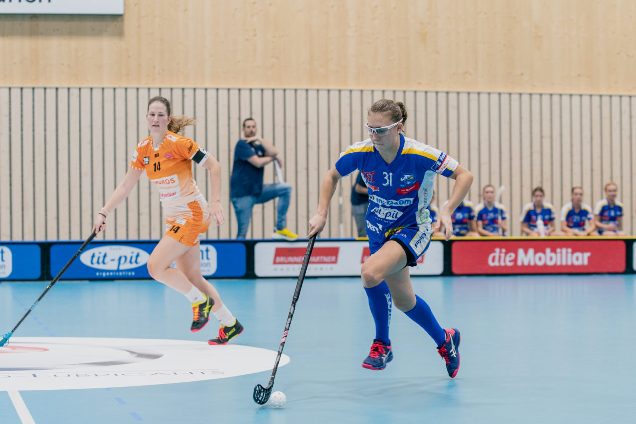 Juniorinnen U21 A 2. Runde 2020/21, Switzerland: 19.09.2020, Kloten, Stighag, Ivana Härdi (Nr. 31, Kloten-Dietlikon Jets) am Ball

Credit: Claudio Schwarz, unihockey-fotos.ch