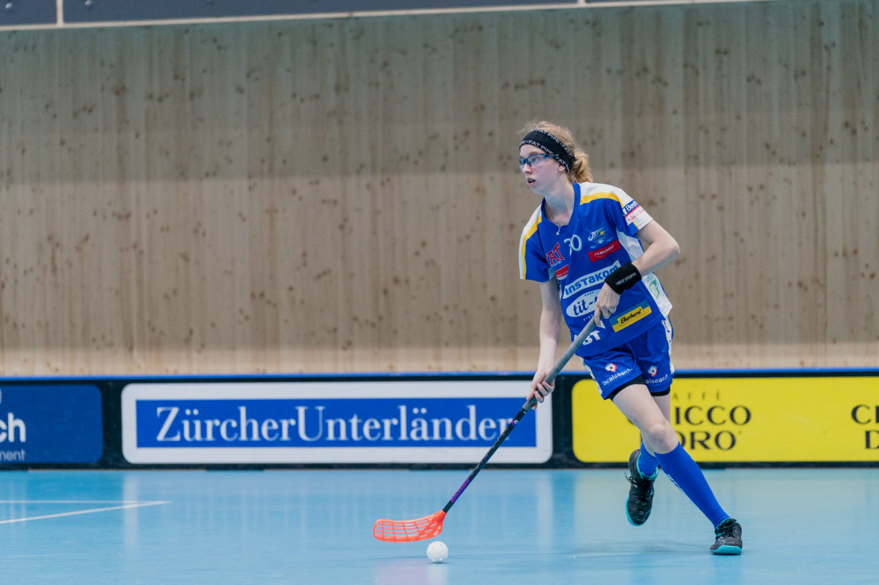 Juniorinnen U21 A 2. Runde 2020/21, Switzerland: 19.09.2020, Kloten, Stighag, Saskia Schöni (Nr. 30, Kloten-Dietlikon Jets) am Ball

Credit: Claudio Schwarz, unihockey-fotos.ch