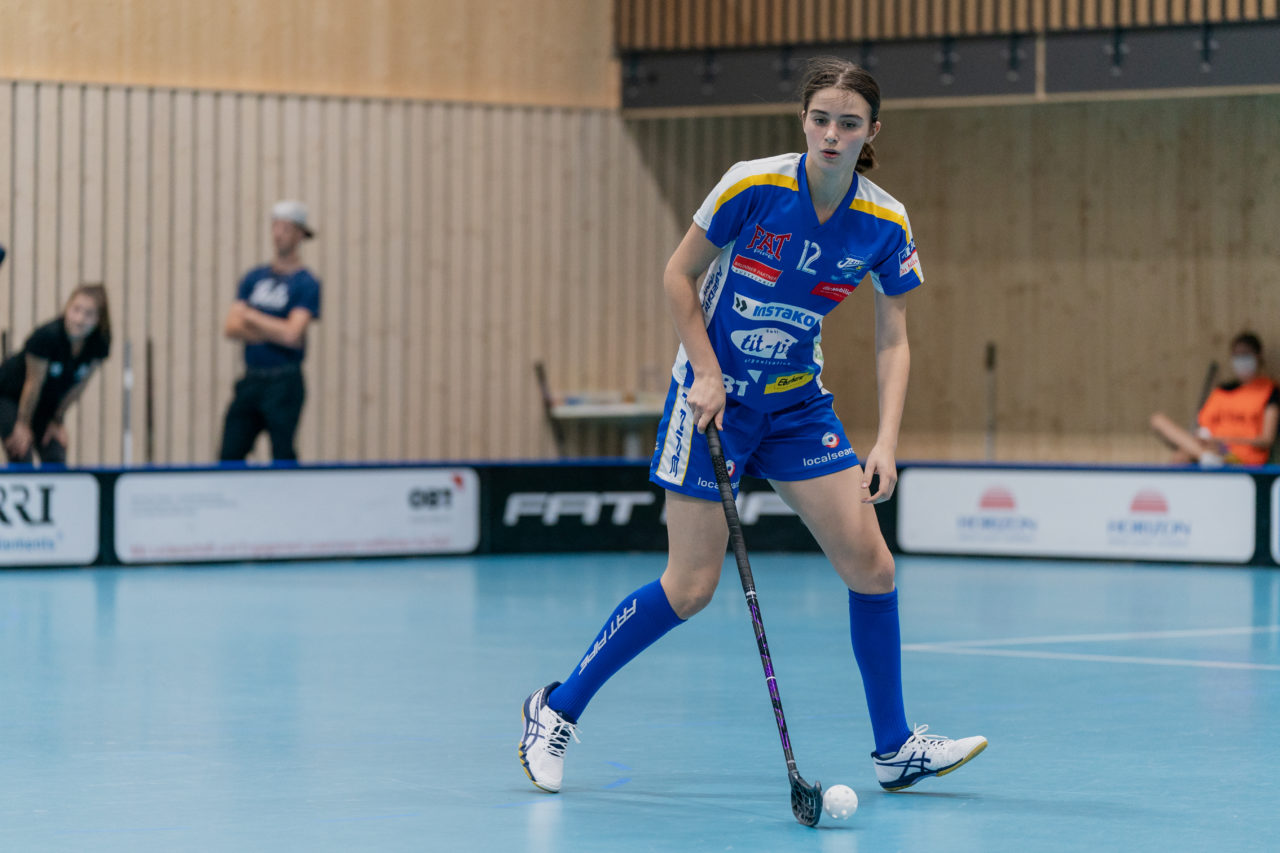 Juniorinnen U21 A 2. Runde 2020/21, Switzerland: 19.09.2020, Kloten, Stighag, Liv-Emma Lotz (Nr. 12, Kloten-Dietlikon Jets) am Ball

Credit: Claudio Schwarz, unihockey-fotos.ch