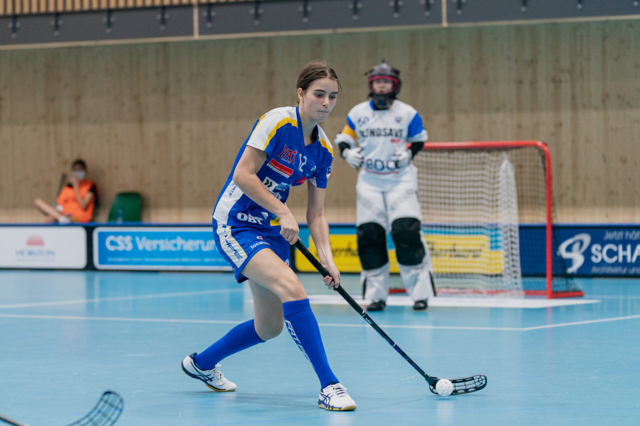 Juniorinnen U21 A 2. Runde 2020/21, Switzerland: 19.09.2020, Kloten, Stighag, Liv-Emma Lotz (Nr. 12, Kloten-Dietlikon Jets) spielt den Ball

Credit: Claudio Schwarz, unihockey-fotos.ch