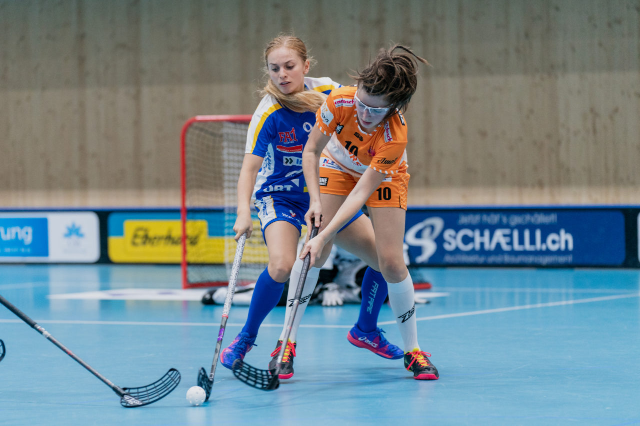 Juniorinnen U21 A 2. Runde 2020/21, Switzerland: 19.09.2020, Kloten, Stighag, Ladina Müller (Nr. 9, Kloten-Dietlikon Jets) verteidigt gegen Enya Strebel (Nr. 10, piranha chur) 

Credit: Claudio Schwarz, unihockey-fotos.ch