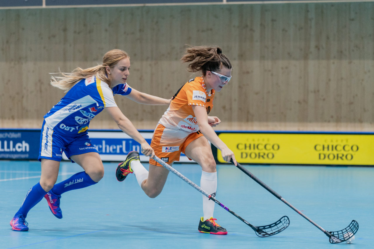 Juniorinnen U21 A 2. Runde 2020/21, Switzerland: 19.09.2020, Kloten, Stighag, Ladina Müller (Nr. 9, Kloten-Dietlikon Jets) verteidigt gegen Enya Strebel (Nr. 10, piranha chur) 

Credit: Claudio Schwarz, unihockey-fotos.ch