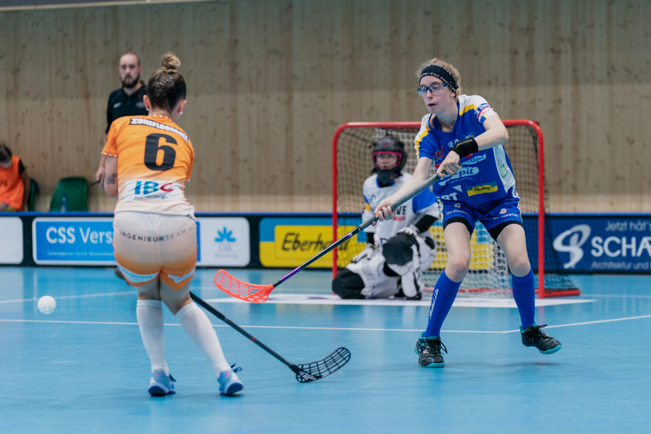 Juniorinnen U21 A 2. Runde 2020/21, Switzerland: 19.09.2020, Kloten, Stighag, Saskia Schöni (Nr. 30, Kloten-Dietlikon Jets) spielt den Ball

Credit: Claudio Schwarz, unihockey-fotos.ch