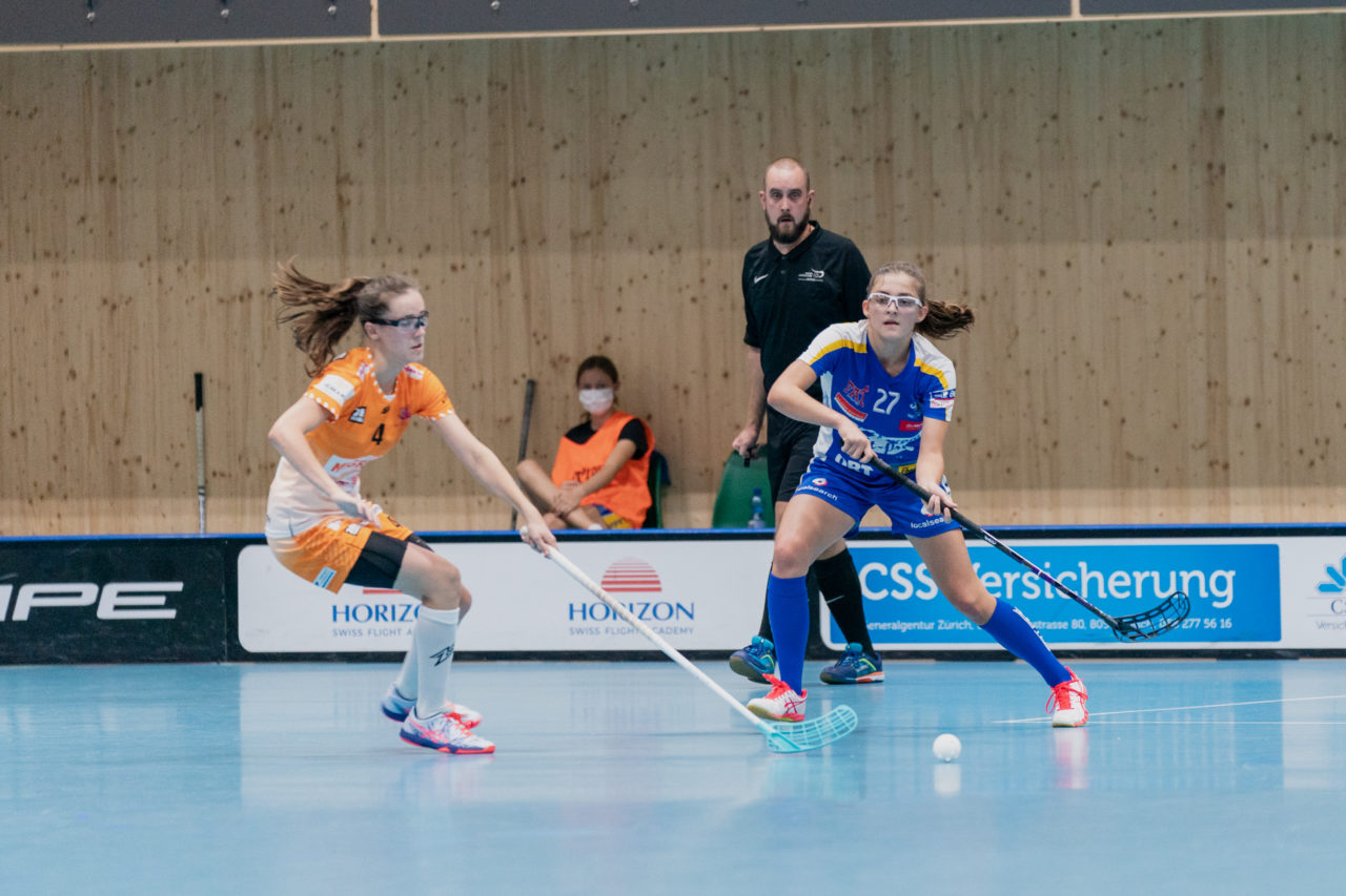 Juniorinnen U21 A 2. Runde 2020/21, Switzerland: 19.09.2020, Kloten, Stighag, Yasmin Inderbitzin (Nr. 27, Kloten-Dietlikon Jets) spielt den Ball

Credit: Claudio Schwarz, unihockey-fotos.ch