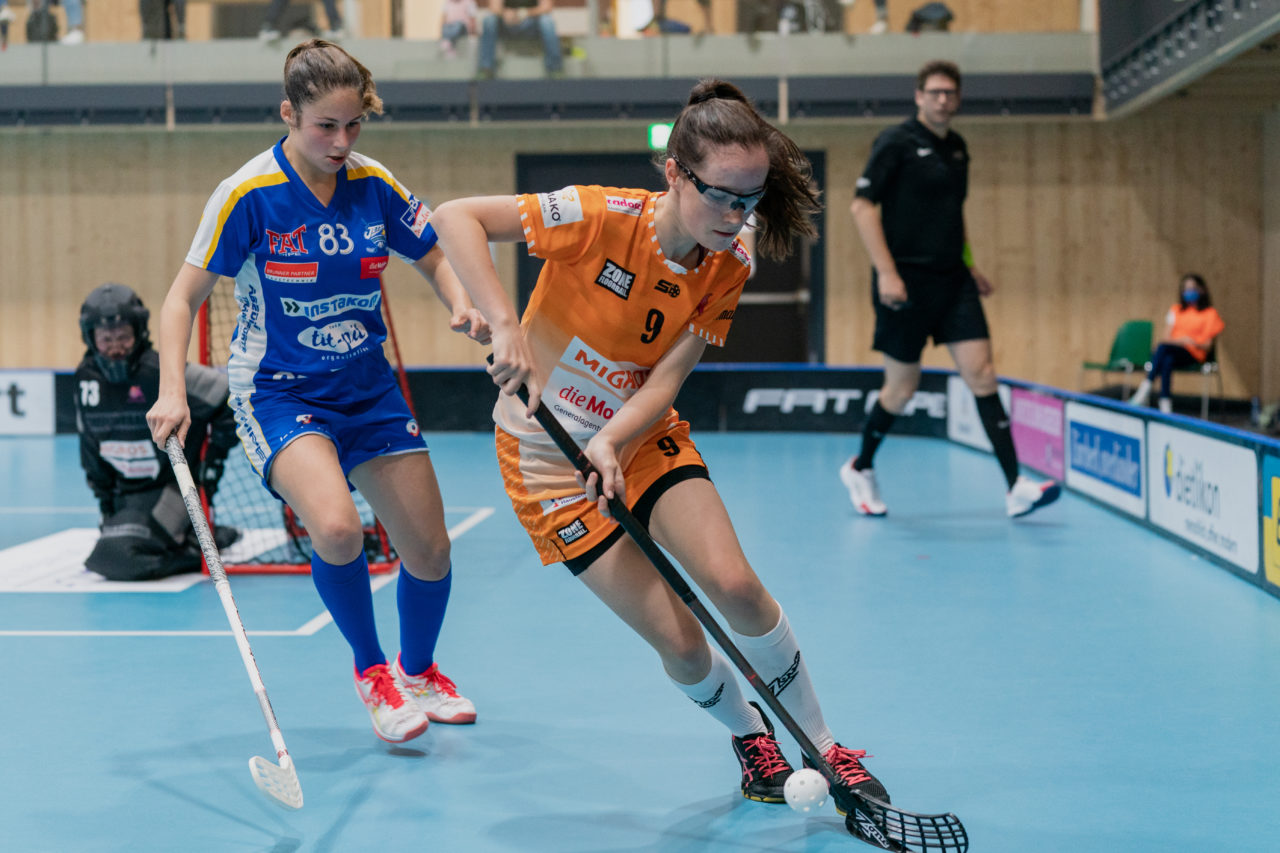 Juniorinnen U21 A 2. Runde 2020/21, Switzerland: 19.09.2020, Kloten, Stighag, Soraya Gansner (Nr. 9, piranha chur) am Ball

Credit: Claudio Schwarz, unihockey-fotos.ch