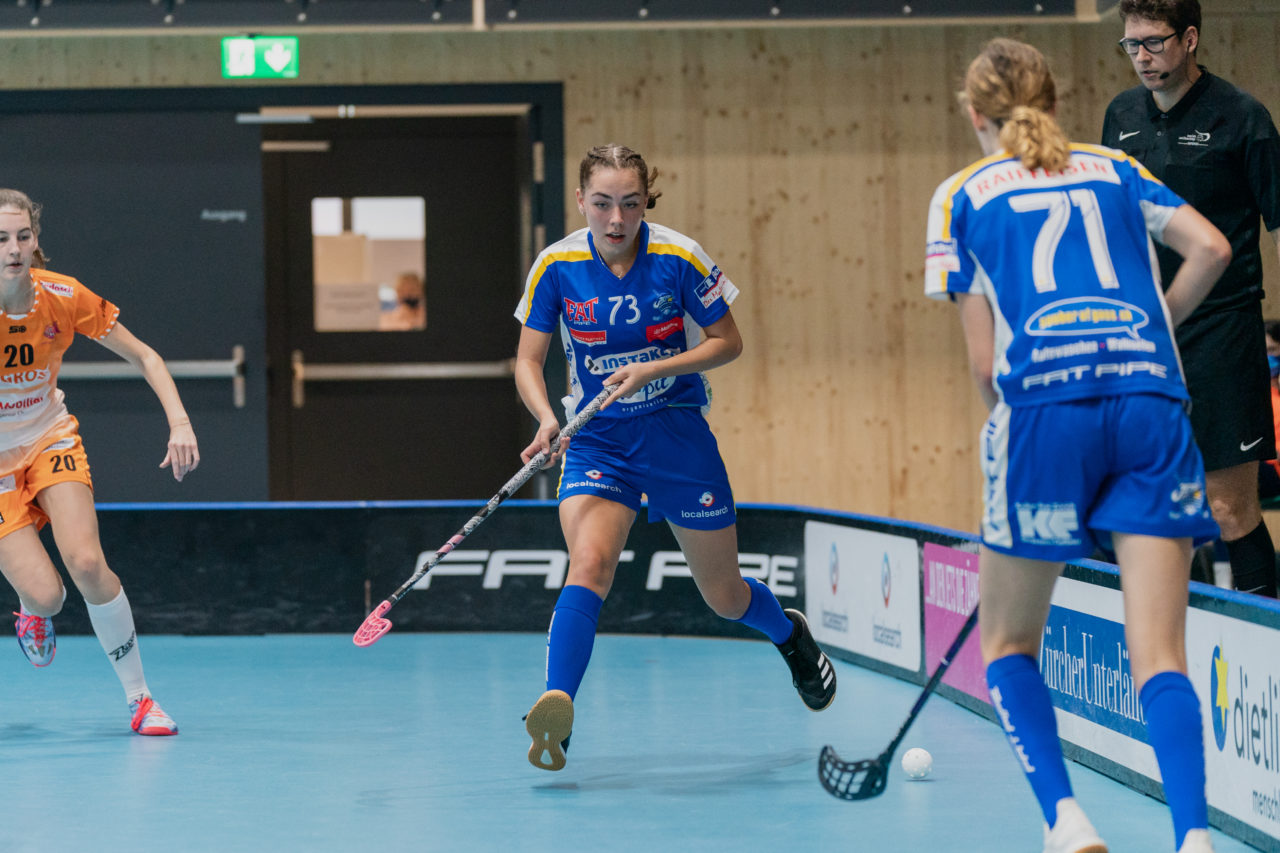 Juniorinnen U21 A 2. Runde 2020/21, Switzerland: 19.09.2020, Kloten, Stighag, Amy Gehring (Nr. 73, Kloten-Dietlikon Jets) übergibt den Ball

Credit: Claudio Schwarz, unihockey-fotos.ch