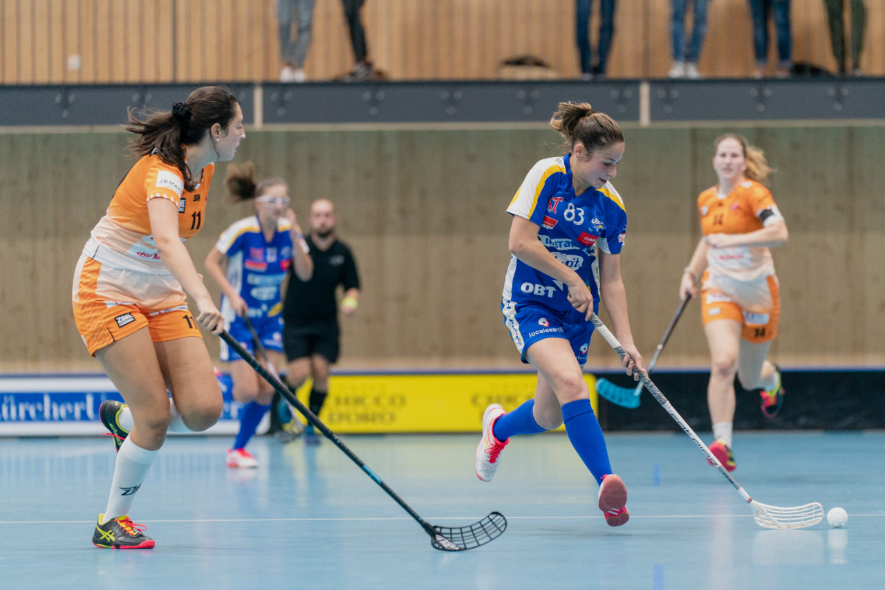 Juniorinnen U21 A 2. Runde 2020/21, Switzerland: 19.09.2020, Kloten, Stighag, Lena Ehrensperger (Nr. 83, Kloten-Dietlikon Jets) am Ball

Credit: Claudio Schwarz, unihockey-fotos.ch