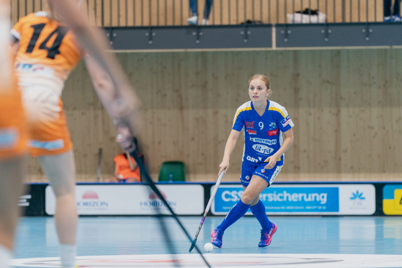 Juniorinnen U21 A 2. Runde 2020/21, Switzerland: 19.09.2020, Kloten, Stighag, Ladina Müller (Nr. 9, Kloten-Dietlikon Jets) am Ball

Credit: Claudio Schwarz, unihockey-fotos.ch