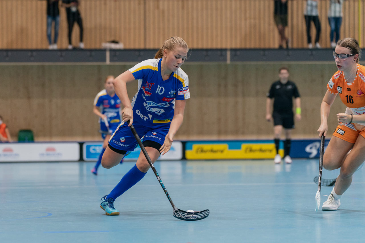 Juniorinnen U21 A 2. Runde 2020/21, Switzerland: 19.09.2020, Kloten, Stighag, Nina Hoffmann (Nr. 10, Kloten-Dietlikon Jets) am Ball

Credit: Claudio Schwarz, unihockey-fotos.ch