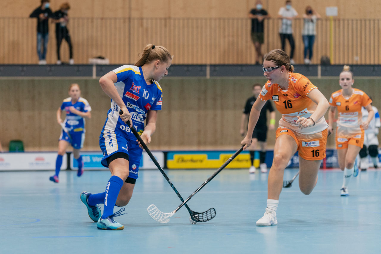 Juniorinnen U21 A 2. Runde 2020/21, Switzerland: 19.09.2020, Kloten, Stighag, Nina Hoffmann (Nr. 10, Kloten-Dietlikon Jets) am Ball

Credit: Claudio Schwarz, unihockey-fotos.ch