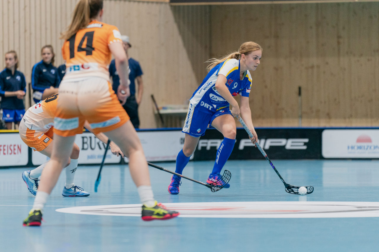 Juniorinnen U21 A 2. Runde 2020/21, Switzerland: 19.09.2020, Kloten, Stighag, Ladina Müller (Nr. 9, Kloten-Dietlikon Jets) am Ball

Credit: Claudio Schwarz, unihockey-fotos.ch