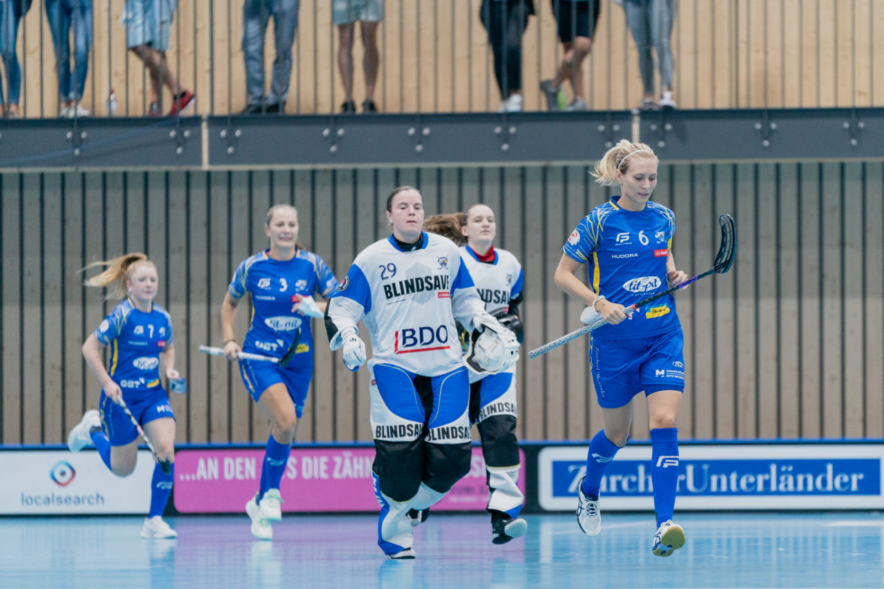 Frauen NLA Runde 2 2020/21, Switzerland: 20.09.2020, Kloten, Stighag, Michelle Wiki (Nr. 6, Kloten-Dietlikon Jets) führt ihr Team auf das Feld

Credit: Claudio Schwarz, unihockey-fotos.ch