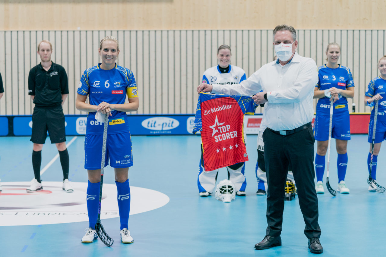 Frauen NLA Runde 2 2020/21, Switzerland: 20.09.2020, Kloten, Stighag, Christian Prager von der Mobiliar übergibt Michelle Wiki (Nr. 6, Kloten-Dietlikon Jets) das Topscorer Shirt

Credit: Claudio Schwarz, unihockey-fotos.ch