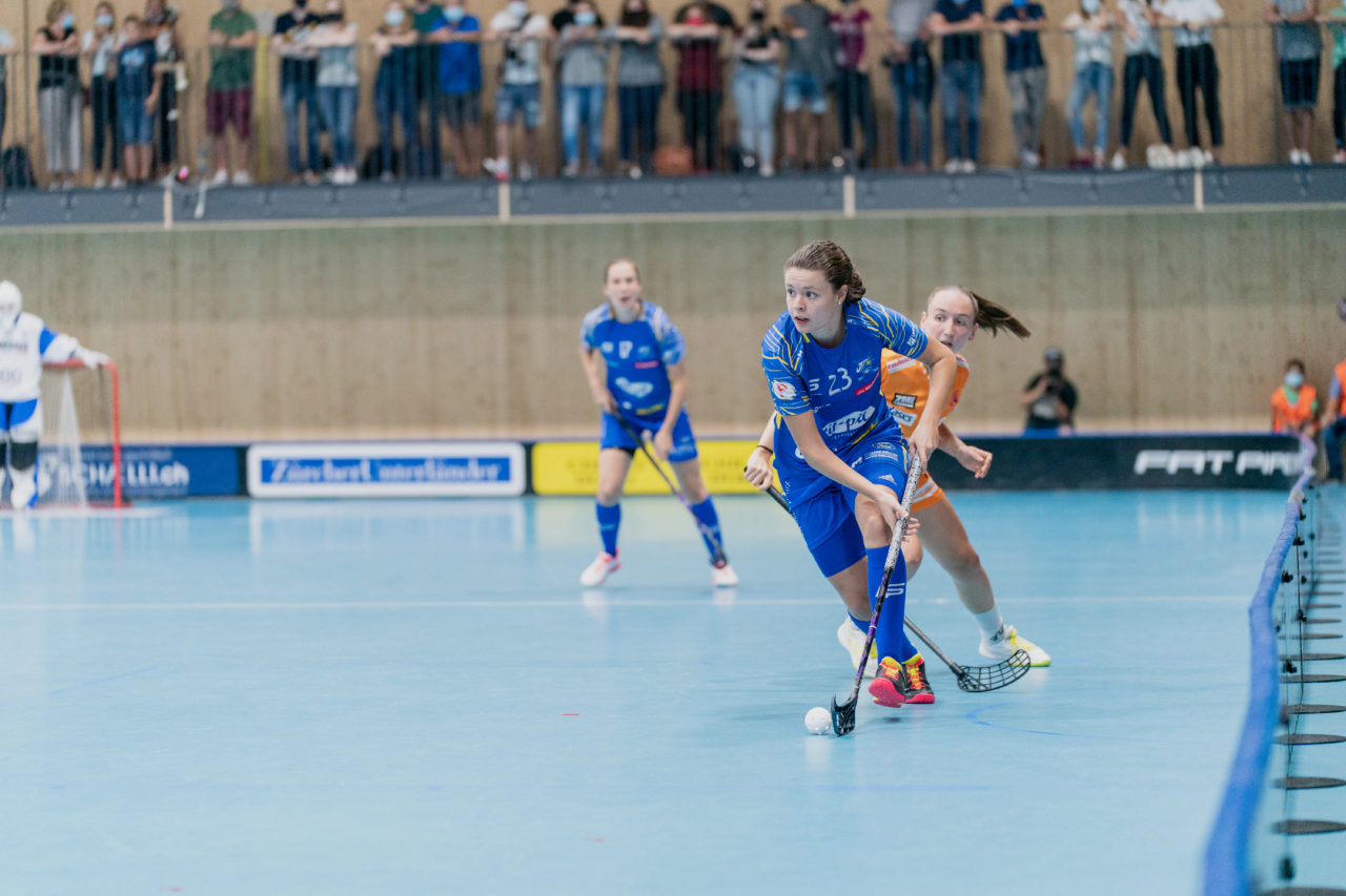 Frauen NLA Runde 2 2020/21, Switzerland: 20.09.2020, Kloten, Stighag, Isabelle Gerig (Nr. 23, Kloten-Dietlikon Jets) am Ball

Credit: Claudio Schwarz, unihockey-fotos.ch