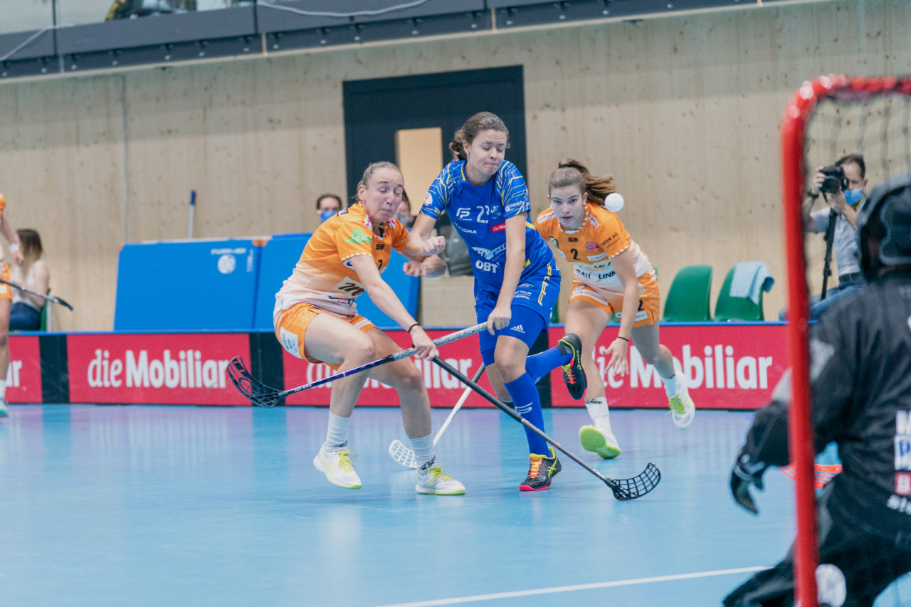 Frauen NLA Runde 2 2020/21, Switzerland: 20.09.2020, Kloten, Stighag, Isabelle Gerig (Nr. 23, Kloten-Dietlikon Jets) gegen zwei piranhas

Credit: Claudio Schwarz, unihockey-fotos.ch