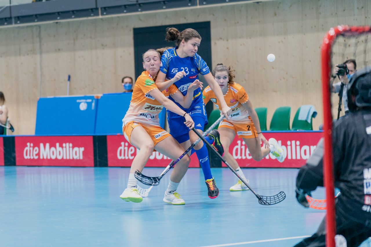 Frauen NLA Runde 2 2020/21, Switzerland: 20.09.2020, Kloten, Stighag, Isabelle Gerig (Nr. 23, Kloten-Dietlikon Jets) gegen zwei piranhas

Credit: Claudio Schwarz, unihockey-fotos.ch