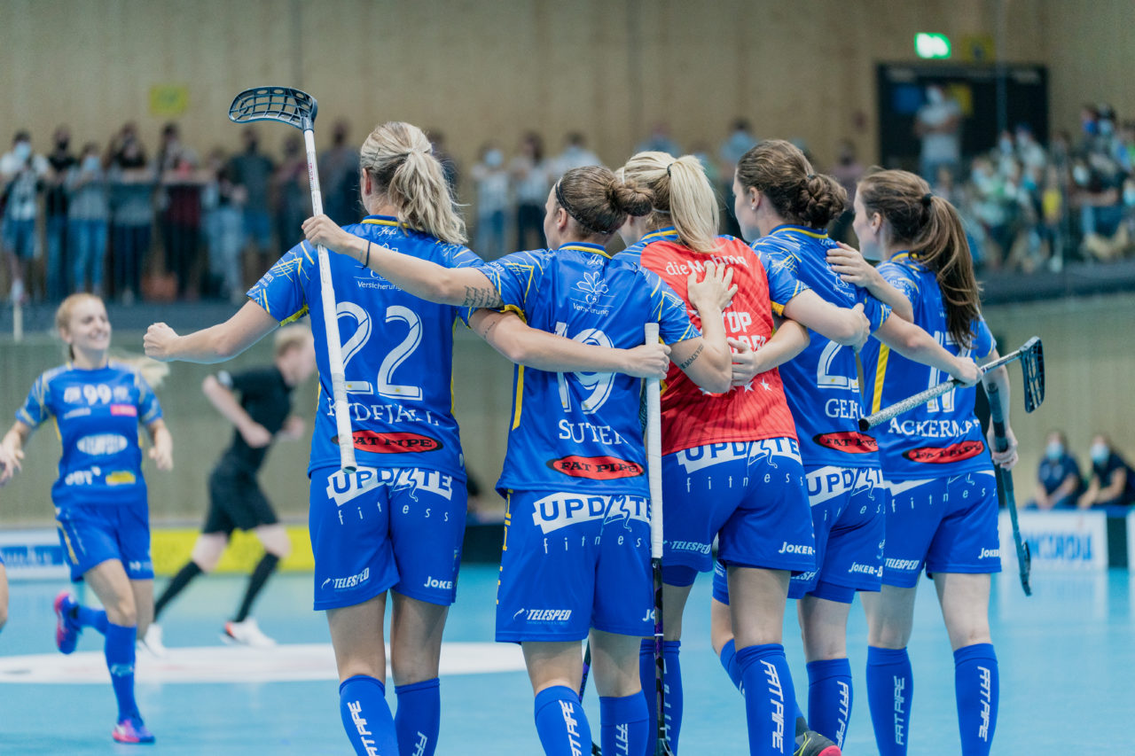 Frauen NLA Runde 2 2020/21, Switzerland: 20.09.2020, Kloten, Stighag, die Jets bejubeln das 1:0

Credit: Claudio Schwarz, unihockey-fotos.ch