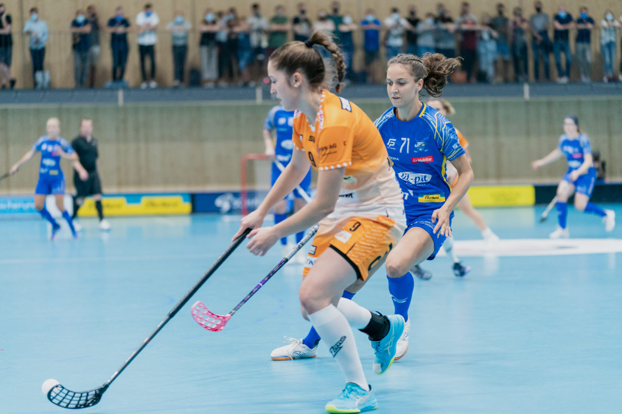 Frauen NLA Runde 2 2020/21, Switzerland: 20.09.2020, Kloten, Stighag, Nina Metzger (Nr. 71, Kloten-Dietlikon Jets) gegen Nela Jiráková (Nr. 9, piranha chur) 

Credit: Claudio Schwarz, unihockey-fotos.ch