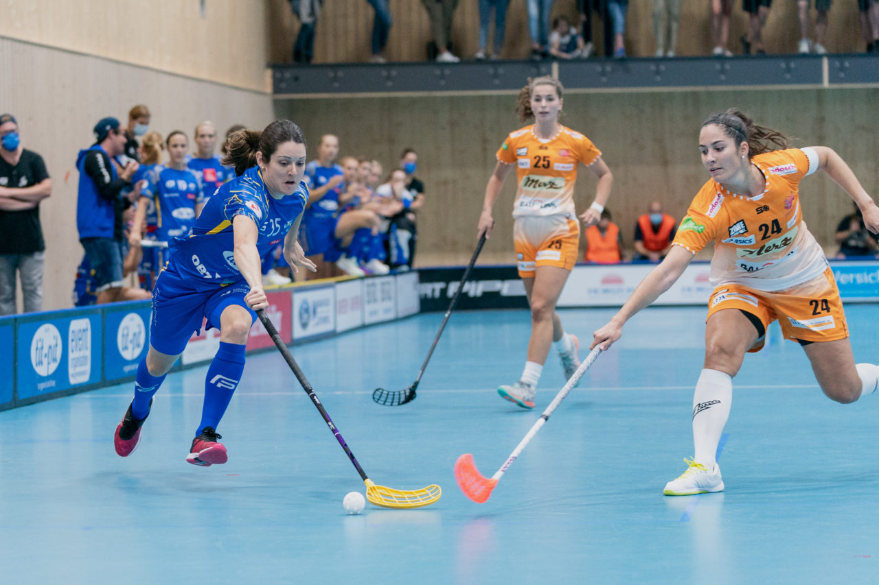 Frauen NLA Runde 2 2020/21, Switzerland: 20.09.2020, Kloten, Stighag, Christelle Wohlhauser (Nr. 35, Kloten-Dietlikon Jets) und Flurina Marti (Nr. 24, piranha chur) strecken sich nach dem Ball

Credit: Claudio Schwarz, unihockey-fotos.ch