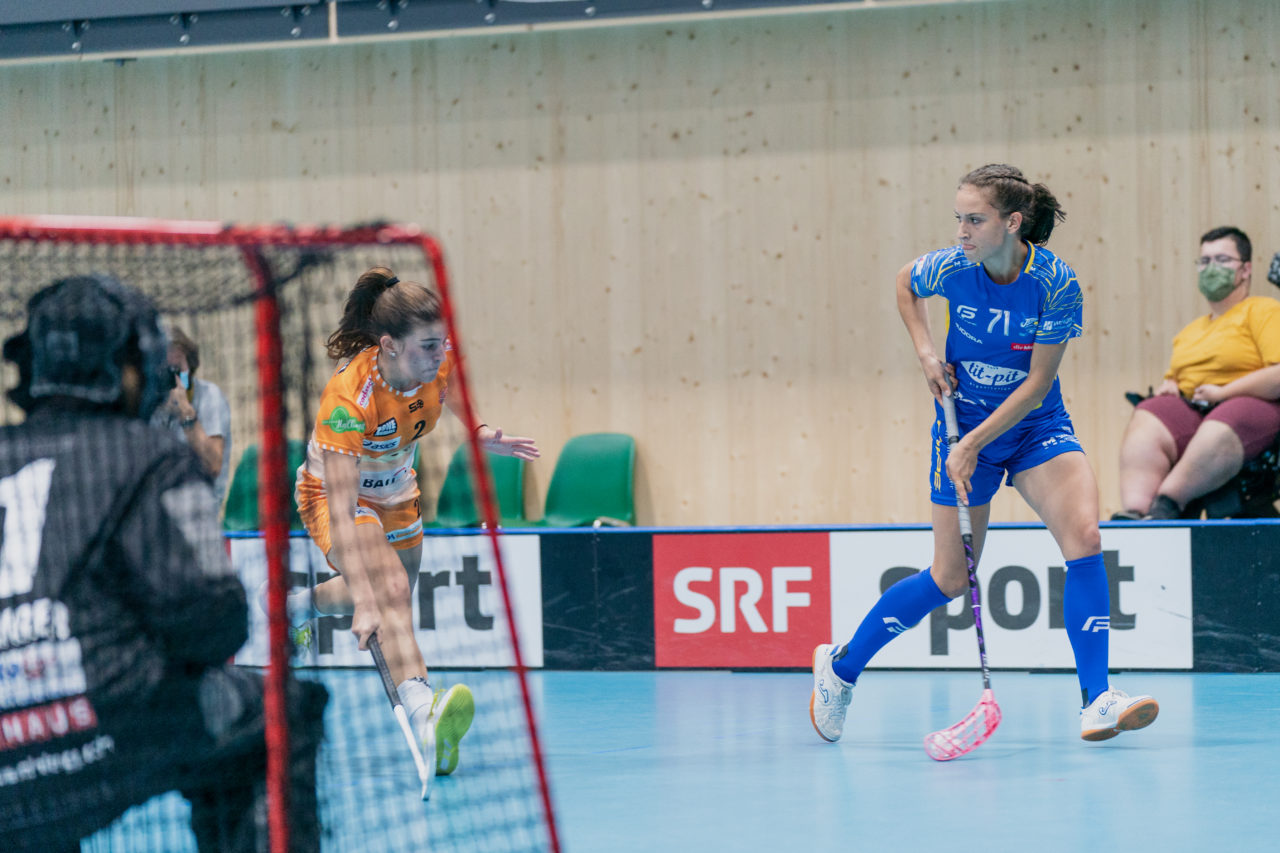 Frauen NLA Runde 2 2020/21, Switzerland: 20.09.2020, Kloten, Stighag, Nina Metzger (Nr. 71, Kloten-Dietlikon Jets) spielt den Ball

Credit: Claudio Schwarz, unihockey-fotos.ch