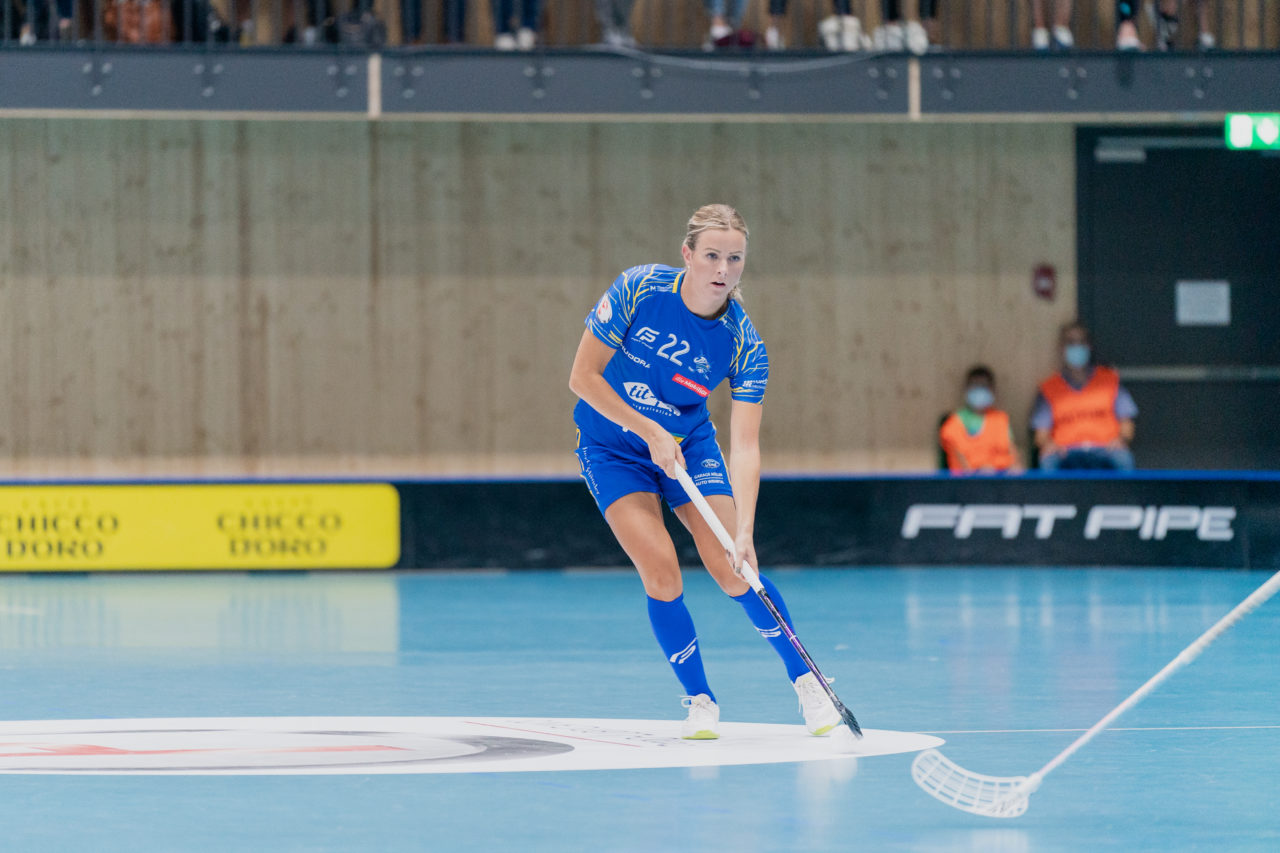 Frauen NLA Runde 2 2020/21, Switzerland: 20.09.2020, Kloten, Stighag, Iza Rydfjäll (Nr. 22, Kloten-Dietlikon Jets) am Ball

Credit: Claudio Schwarz, unihockey-fotos.ch