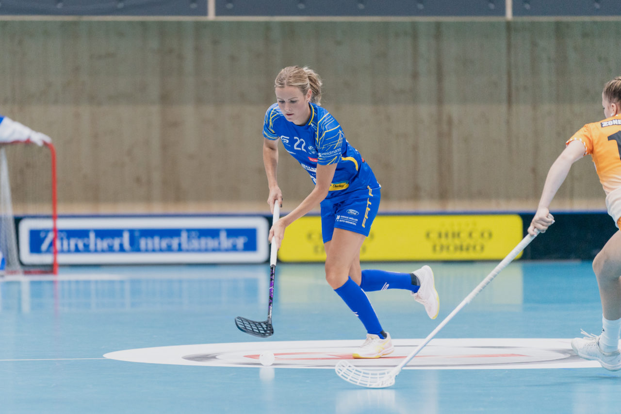 Frauen NLA Runde 2 2020/21, Switzerland: 20.09.2020, Kloten, Stighag, Iza Rydfjäll (Nr. 22, Kloten-Dietlikon Jets) am Ball

Credit: Claudio Schwarz, unihockey-fotos.ch